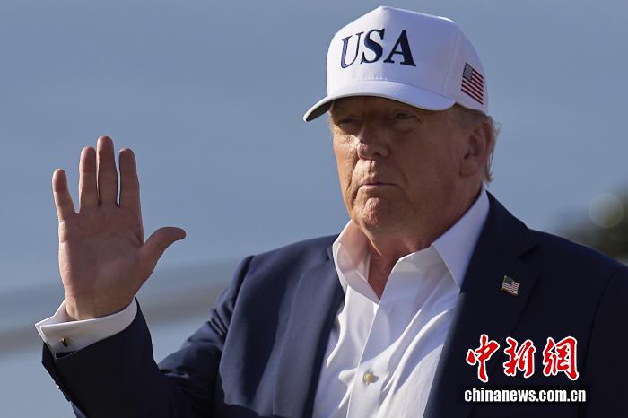 当地时间2025年7月6日，美国总统特朗普向媒体挥手致意。图/视觉中国
