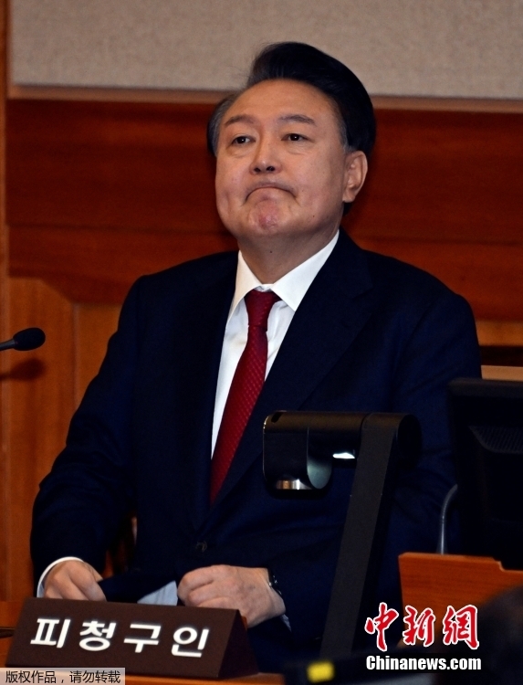据韩国JTBC报道,韩国总统尹锡悦2月6日出席总统弹劾案第六次正式辩论。报道称,尹锡悦乘坐法务部护卫车从首尔拘留所出发,于上午10点左右抵达宪法法院。这是他第四次出席总统弹劾案正式辩论。 据韩国JTBC报道,韩国总统尹锡悦2月6日出席总统弹劾案第六次正式辩论。报道称,尹锡悦乘坐法务部护卫车从首尔拘留所出发,于上午10点左右抵达宪法法院。这是他第四次出席总统弹劾案正式辩论。