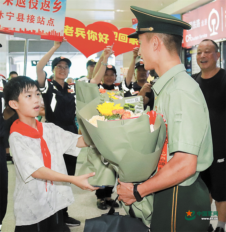 又是一年退伍季，服役期满的老兵带着军旅荣光和回忆回到家乡