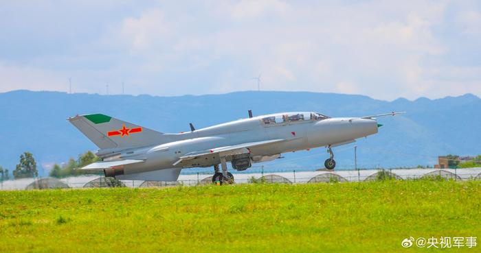 一组图直击现场！南部战区空军实战化飞行训练