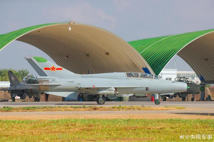 一组图直击现场！南部战区空军实战化飞行训练