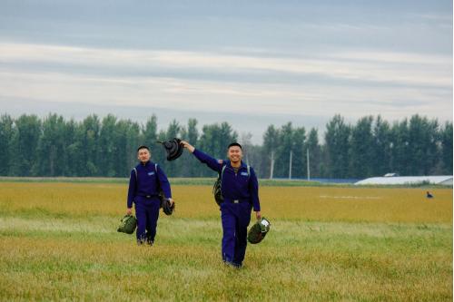 800米高空伞花绽放！看飞行学员如何上演云端之舞