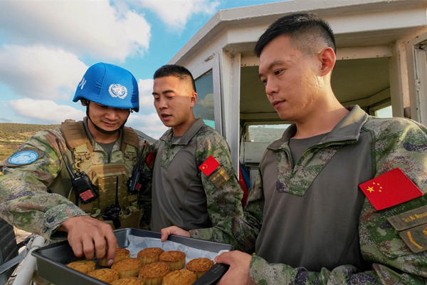 图为官兵将做好的月饼送到执勤一线给战士们品尝。瞿发统 摄