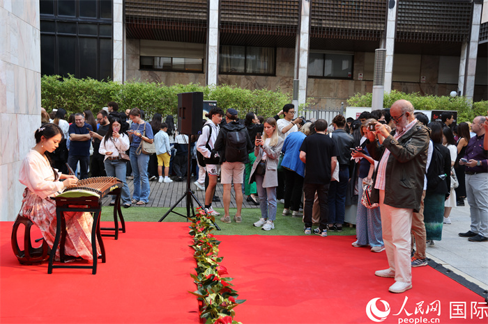 当地时间9月20日，西班牙民众在马德里文化中心观看中国传统音乐表演。摄影 许海林