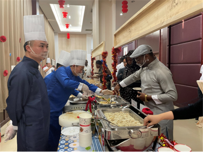 乍得友人品尝中国美食煎饼。主办方供图