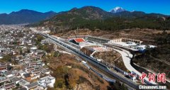 丽香铁路上精通四种民族语言的“翻译官”