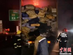东吕高速山西段：物流车轮胎起火 万余件快件受