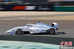 F1中国大奖赛开赛 汉密尔顿破纪录夺得冲刺赛杆