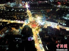 （新春走基层）贵州施秉：火树银花不夜天 多彩