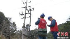 （新春走基层）江西抚州：电力工人寒潮巡检 保
