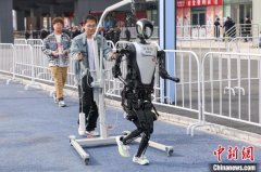 拼性能、比应用 全球首个人形机器人半马难在哪