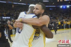 勇士晋级!库里巴特勒合砍75分 火勇大战时隔六 勇士晋级!库里巴特勒合砍75分 火勇大战时隔六