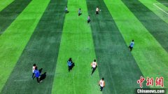 海拔4550米的绿茵激情:玉树少年用热爱踢出“世 海拔4550米的绿茵激情:玉树少年用热爱踢出“世