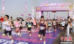 2025江西永修半程马拉松赛收官 万名跑者在鄱阳湖