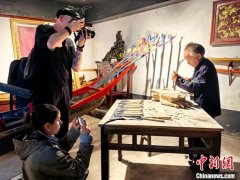 “50后”传承人匠心造龙舟 手工技艺惊艳海外友