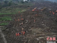 四川筠连县山体滑坡搜救持续：抢抓72小时黄金救