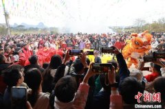 （新春走基层）广西客家百年围屋上灯 民众祈求