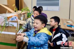 （新春走基层）“娘家人”帮带娃：玩伴多 花样