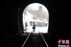 （新春走基层）铁路隧道“破冰人”：最多一日