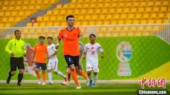 新疆“00后”单臂少年：足球为翼逐梦绿茵场