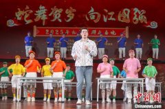 （我家这一年）老年大学“90后”走红老师董福顺