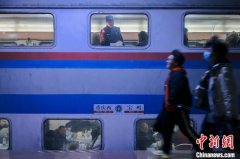 （新春走基层）双层列车情怀：乘警李轶豪的守