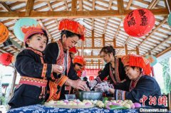 广西灵川瑶族同胞包汤圆猜灯谜  多彩活动“闹”