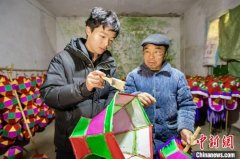 （新春走基层）赣鄱“Z世代”：纸扎花灯庆元宵