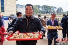 （新春走基层）江西都昌：做灯粑赛灯粑 传统民