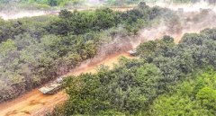 陆军某旅组织机动训练