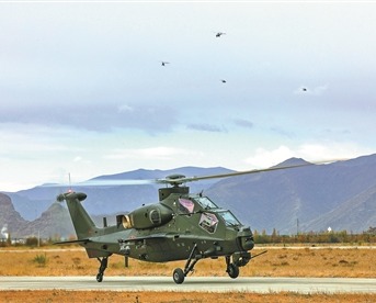 近日，西藏军区某旅开展飞行训练。本报特约通讯员 胡其武摄