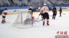 哈尔滨“三对三”冰球联赛在“五一”假期开战