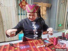 （新春见闻）从一个人到一家子：黎锦技艺传承