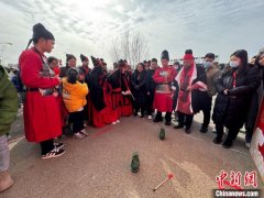 （新春走基层）中外游客古都赏汉韵 多彩民俗“