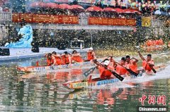 超百支龙舟队佛山展开30公里“水上马拉松”角逐