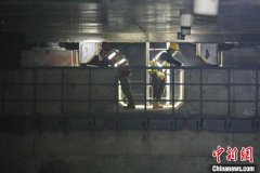 （新春走基层）贵广高铁“守桥人”：春运里的