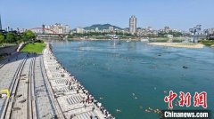 3000名游泳爱好者齐聚四川宜宾横渡长江