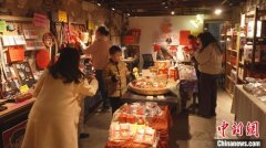 （新春走基层）广西瑶乡非遗文创产品成春节“