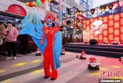 （新春走基层）机器人表演走进杭州街头 “变脸