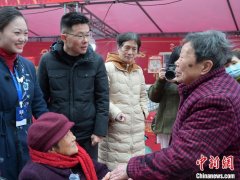 逛古巷看舞龙品美食 湖南益阳百岁老人的圆梦之