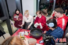 （新春走基层）外籍友人体验“元宵奇妙夜”：