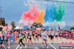 2025云南九大高原湖泊山水联赛开赛 2000余名跑友